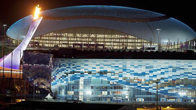 Ve čtvrtek ještě před rozedněním organizátoři her v Soči testovali pylon, na němž bude v Olympijském parku hořet oheň. Vzadu zimní stadión Balšoj, vpředu krasobruslařská hala Iceberg. Ve čtvrtek ještě před rozedněním organizátoři her v Soči testovali pylon, na němž bude v Olympijském parku hořet oheň. Vzadu zimní stadión Balšoj, vpředu krasobruslařská hala Iceberg.