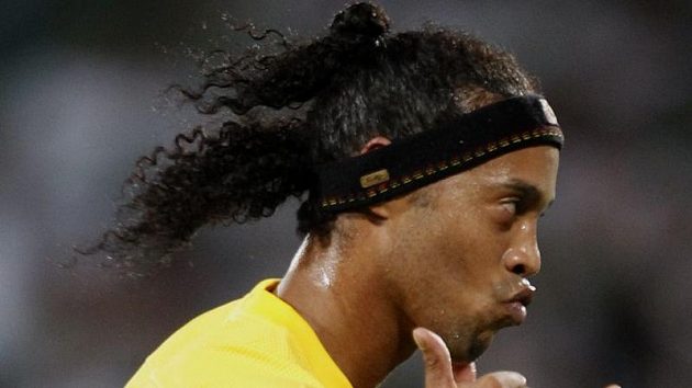 Ronaldinho má potíže se sponzorem. Ronaldinho má potíže se sponzorem.