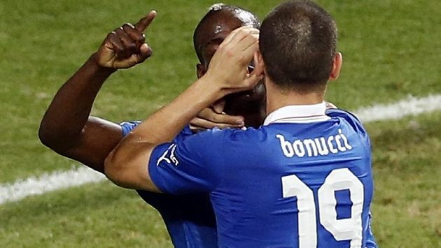 Leonardo Bonucci zakrývá dlaní Balotellimu ústa, aby nekřičel hanlivé výrazy na adresu italského kouče. Leonardo Bonucci zakrývá dlaní Balotellimu ústa, aby nekřičel hanlivé výrazy na adresu italského kouče.