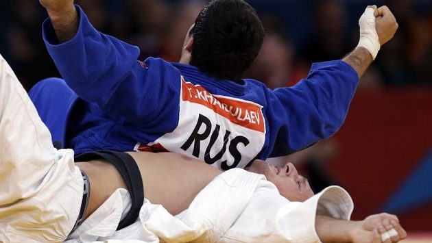 Český judista Lukáš Krpálek leží na tatami, raduje se jeho přemožitel Tagir Chajbulajev z Ruska Český judista Lukáš Krpálek leží na tatami, raduje se jeho přemožitel Tagir Chajbulajev z Ruska