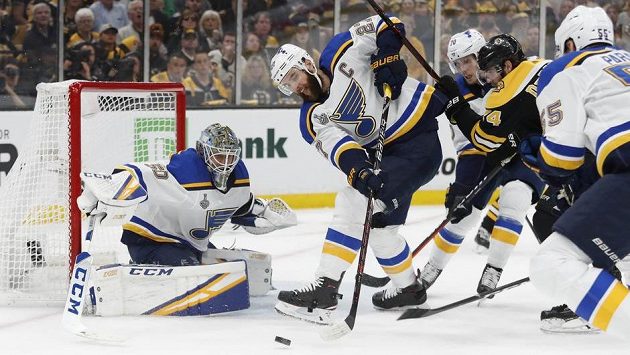 Brankář St. Louis Blues Jordan Binnington a obránce Alex Pietrangelo zasahují proti střele Bostonu během pátého zápasu finálové série NHL. Brankář St. Louis Blues Jordan Binnington a obránce Alex Pietrangelo zasahují proti střele Bostonu během pátého zápasu finálové série NHL.