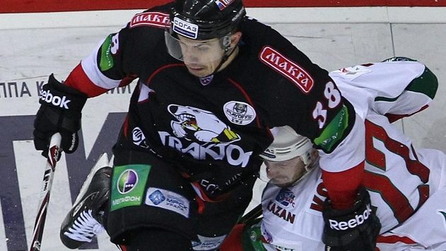 Český útočník Jan Bulis (vlevo) ve službách Čeljabinsku v souboji s Konstantinem Kornějevem z Kazaně. Český útočník Jan Bulis (vlevo) ve službách Čeljabinsku v souboji s Konstantinem Kornějevem z Kazaně.