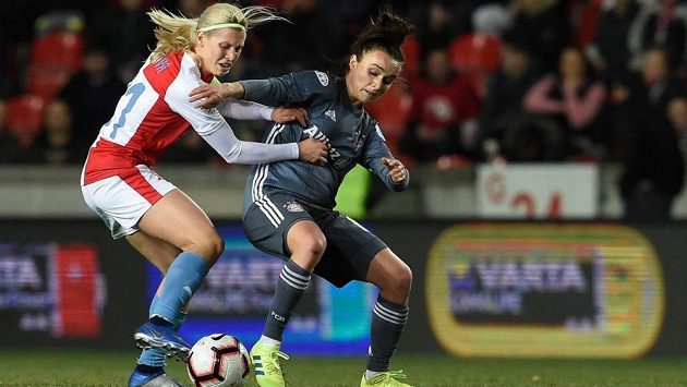 Kateřina Svitková (vlevo) v souboji o míč s Linou Magullovou z Bayernu Mnichov během čtvrtfinále Ligy mistryň. Kateřina Svitková (vlevo) v souboji o míč s Linou Magullovou z Bayernu Mnichov během čtvrtfinále Ligy mistryň.