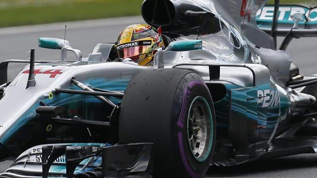 Lewis Hamilton během druhého pátečního tréninku na Velkou cenu Rakouska. Lewis Hamilton během druhého pátečního tréninku na Velkou cenu Rakouska.