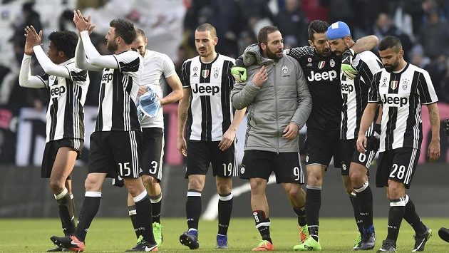Fotbalisté Juventusu Turín oslavují vítězství nad Laziem Řím. Fotbalisté Juventusu Turín oslavují vítězství nad Laziem Řím.