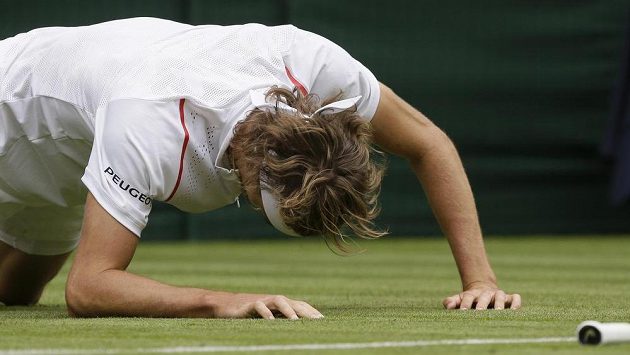 Zmar, zmar a zmar. Německý spolufavorit Alexander Zverev se musel po prohře s Jiřím Veselým rozloučit s Wimbledonem už v 1. kole. Zmar, zmar a zmar. Německý spolufavorit Alexander Zverev se musel po prohře s Jiřím Veselým rozloučit s Wimbledonem už v 1. kole.