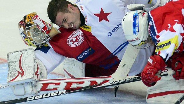Pardubický Robert Kousal (vpravo) atakuje slávistického brankáře Dominika Furcha. Pardubický Robert Kousal (vpravo) atakuje slávistického brankáře Dominika Furcha.