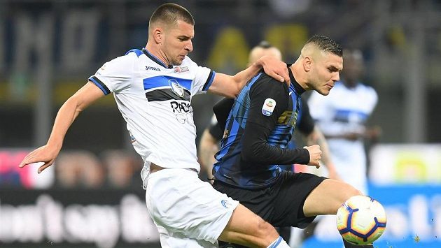 Berat Djimsiti z Atalanty a Mauro Icardi z Interu Milán. Berat Djimsiti z Atalanty a Mauro Icardi z Interu Milán.