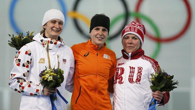 Trio nejlepších. Stříbrná Martina Sáblíková (vlevo), zlatá Irene Wüstová (uprostřed) a bronzová Olga Grafová. Trio nejlepších. Stříbrná Martina Sáblíková (vlevo), zlatá Irene Wüstová (uprostřed) a bronzová Olga Grafová.