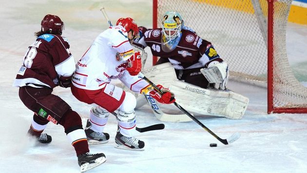 Sparťanský brankář Marcel Melicherčík (vpravo) kryje šanci třineckého útočníka Václava Varadi (druhý zleva). Sparťanský brankář Marcel Melicherčík (vpravo) kryje šanci třineckého útočníka Václava Varadi (druhý zleva).