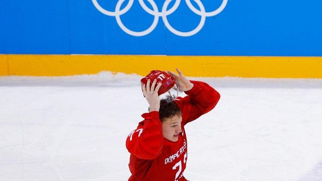 Ruský hokejista Kirill Kaprizov oslavuje vítězství týmu OSR v olympijském turnaji v hokeji. Ruský hokejista Kirill Kaprizov oslavuje vítězství týmu OSR v olympijském turnaji v hokeji.