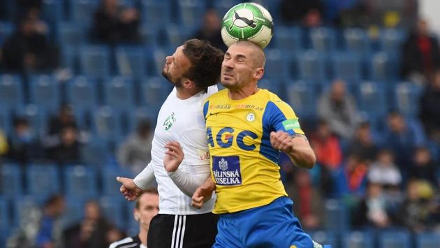 Zleva Lukáš Budinský z Karviné a Jan Rezek z Teplic bojují o míč v 11. kole HET ligy. Zleva Lukáš Budinský z Karviné a Jan Rezek z Teplic bojují o míč v 11. kole HET ligy.
