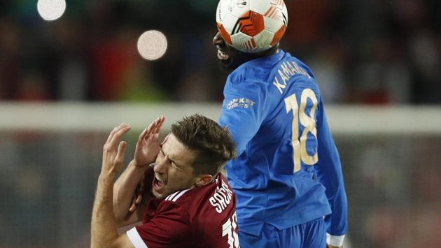 Glen Kamara z Rangers fauluje sparťana Michala Sáčka. Glen Kamara z Rangers fauluje sparťana Michala Sáčka.
