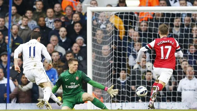 Gareth Bale z Tottenhamu Hotspur (vlevo) střílí gól do sítě Arsenalu Londýn. Gareth Bale z Tottenhamu Hotspur (vlevo) střílí gól do sítě Arsenalu Londýn.