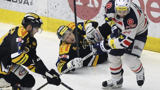 Zleva litvínovští hokejisté Petr Chaloupka a Michal Trávníček, vpravo Tomáš Divíšek z Chomutova. Zleva litvínovští hokejisté Petr Chaloupka a Michal Trávníček, vpravo Tomáš Divíšek z Chomutova.