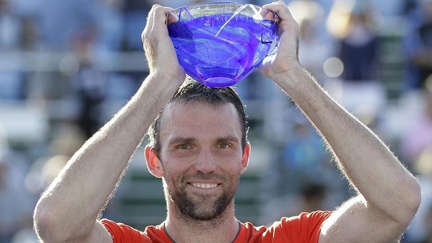 Chorvatský tenista Ivo Karlovič s trofejí pro vítěze turnaje v Delray Beach Chorvatský tenista Ivo Karlovič s trofejí pro vítěze turnaje v Delray Beach