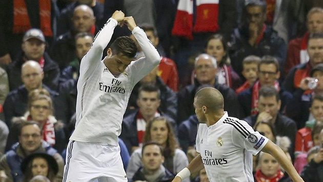 Fotbalista Realu Madrid Cristiano Ronaldo (vlevo) se raduje z gólu do sítě Liverpoolu v utkání Ligy mistrů. Fotbalista Realu Madrid Cristiano Ronaldo (vlevo) se raduje z gólu do sítě Liverpoolu v utkání Ligy mistrů.
