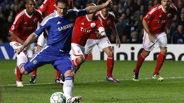 Frank Lampard proměňuje penaltu v zápase s Benfikou Frank Lampard proměňuje penaltu v zápase s Benfikou