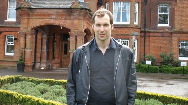 Petr Čech před hotelem v tréninkovém centru Chelsea Petr Čech před hotelem v tréninkovém centru Chelsea