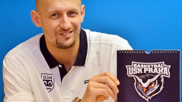 Nová posila basketbalového týmu USK Praha Luboš Bartoň ukazuje nové logo klubu. Nová posila basketbalového týmu USK Praha Luboš Bartoň ukazuje nové logo klubu.