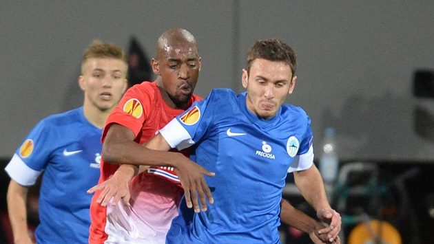 Gelson Fernandes z Freiburgu (vlevo) bojuje o míč se Sergejem Rybalkou z Liberce. Gelson Fernandes z Freiburgu (vlevo) bojuje o míč se Sergejem Rybalkou z Liberce.