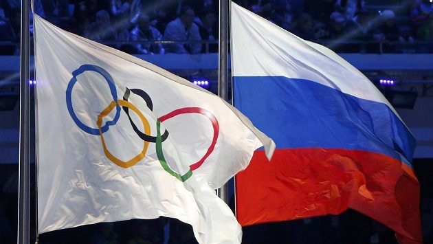 Ruská národní vlajka (vpravo) a vlajka olympijská vlály při zakončení her v Soči. Ruská národní vlajka (vpravo) a vlajka olympijská vlály při zakončení her v Soči.