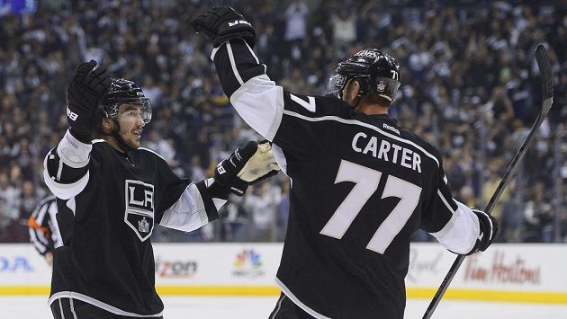 Obránce Los Angeles Kings Vjačeslav Vojnov (vlevo) slaví se spoluhráčem Jeffem Carterem gól proti Chicagu. Obránce Los Angeles Kings Vjačeslav Vojnov (vlevo) slaví se spoluhráčem Jeffem Carterem gól proti Chicagu.