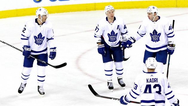 Hokejisté Toronta Patrick Marleau (12) a Leo Komarov (47) oslavují gól Romana Poláka (46) proti Calgary Hokejisté Toronta Patrick Marleau (12) a Leo Komarov (47) oslavují gól Romana Poláka (46) proti Calgary