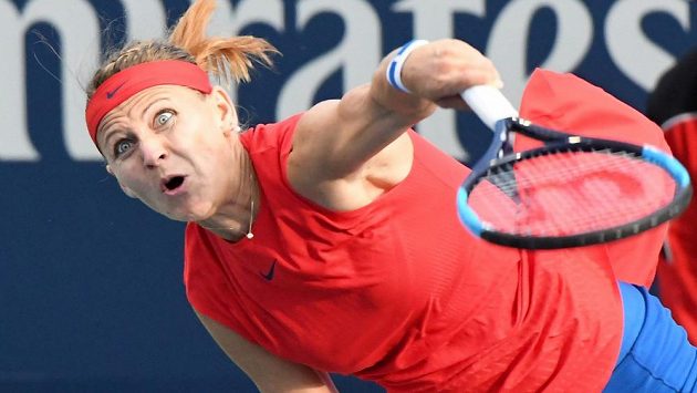 Lucie Šafářová servíruje při zápase s Američankou Sloane Stephensovou. Lucie Šafářová servíruje při zápase s Američankou Sloane Stephensovou.