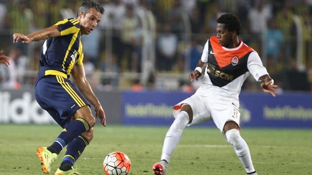 Záložník Šachtaru Doněck Fred (vpravo) se snaží vypíchnout míč útočníkovi Fenerbahce Van Persiemu. Záložník Šachtaru Doněck Fred (vpravo) se snaží vypíchnout míč útočníkovi Fenerbahce Van Persiemu.