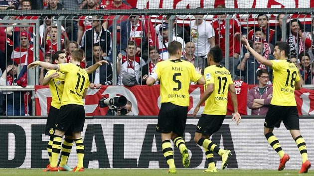 Záložník Borussie Dortmund Henrik Mchitarjan (zcela vlevo) slaví se spoluhráči gól proti Bayernu Mnichov. Záložník Borussie Dortmund Henrik Mchitarjan (zcela vlevo) slaví se spoluhráči gól proti Bayernu Mnichov.