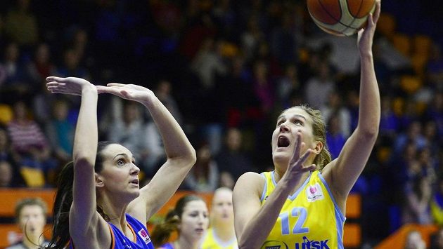 Milka Bjelicová z USK (vpravo) brání Marija Rezanová ze Salamanky. Milka Bjelicová z USK (vpravo) brání Marija Rezanová ze Salamanky.