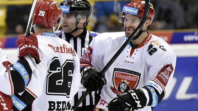 Z gólu se radují útočníci Hradce Jaroslav Bednář (vlevo) a Radek Smoleňák. Z gólu se radují útočníci Hradce Jaroslav Bednář (vlevo) a Radek Smoleňák.
