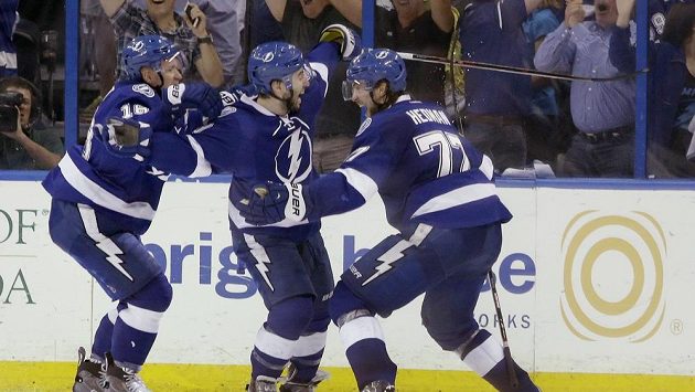 Hokejisté Tampy Victor Hedman (vpravo), Ondřej Palát (vlevo) a Tyler Johnson se radují z rozhodujícího gólu ve třetím utkání série proti Montrealu. Hokejisté Tampy Victor Hedman (vpravo), Ondřej Palát (vlevo) a Tyler Johnson se radují z rozhodujícího gólu ve třetím utkání série proti Montrealu.