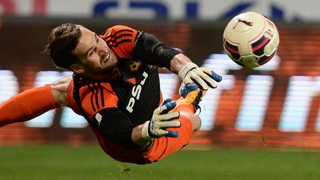 Brankář Jihlavy Jan Hanuš právě chytá Danielu Kolářovi opakovanou penaltu Brankář Jihlavy Jan Hanuš právě chytá Danielu Kolářovi opakovanou penaltu