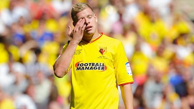 Zklamaný útočník Matěj Vydra - klíčový zápas o postup svého Watfordu do Premier League kvůli zranění nedohrál, jeho tým navíc podlehl Crystal Palace v prodloužení. Zklamaný útočník Matěj Vydra - klíčový zápas o postup svého Watfordu do Premier League kvůli zranění nedohrál, jeho tým navíc podlehl Crystal Palace v prodloužení.