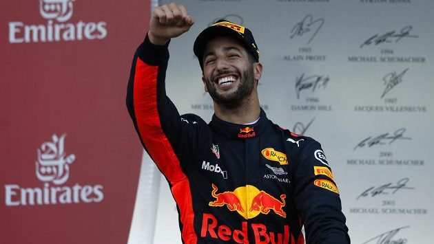 Vítěz Velké ceny Ázerbájdžánu Daniel Ricciardo se raduje v Baku z triumfu. Vítěz Velké ceny Ázerbájdžánu Daniel Ricciardo se raduje v Baku z triumfu.