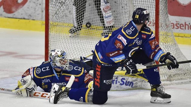 Brankář Zlína Libor Kašík inkasuje branku, vpravo je Martin Novotný. Brankář Zlína Libor Kašík inkasuje branku, vpravo je Martin Novotný.