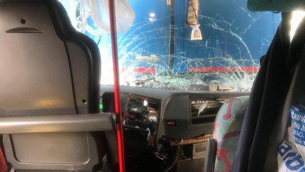 Autobus, který vezl slávistické fanoušky do Milána, měl zhruba dvacet kilometrů před cílem nehodu. Autobus, který vezl slávistické fanoušky do Milána, měl zhruba dvacet kilometrů před cílem nehodu.