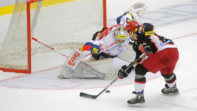 V akci brankář Pardubic Robert Kristan a hradecký obránce Tomáš Slovák. V akci brankář Pardubic Robert Kristan a hradecký obránce Tomáš Slovák.