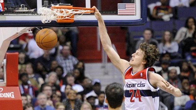 Jan Veselý z Washingtonu smečuje během zápasu s Clevelandem. Jan Veselý z Washingtonu smečuje během zápasu s Clevelandem.