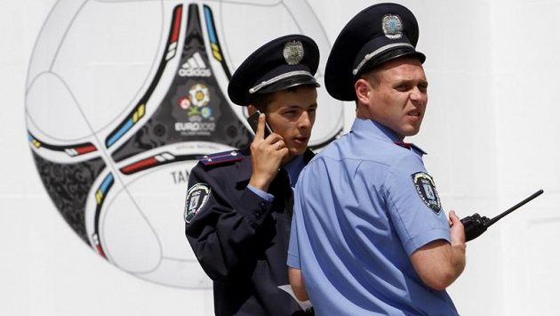 Ukrajinští policisté u fotbalového stadionu v Kyjevě Ukrajinští policisté u fotbalového stadionu v Kyjevě