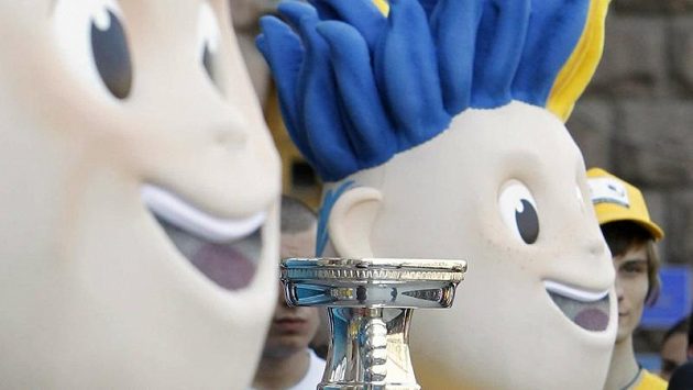 Maskotům budou na EURU mezi fanoušky konkurovat zvířecí tipéři zápasů Maskotům budou na EURU mezi fanoušky konkurovat zvířecí tipéři zápasů