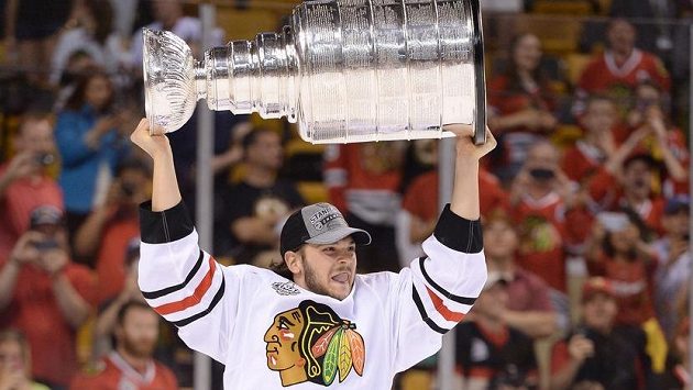 Daniel Carcillo v roce 2013, kdy s Chicagem poprvé získal Stanleyův pohár. Daniel Carcillo v roce 2013, kdy s Chicagem poprvé získal Stanleyův pohár.