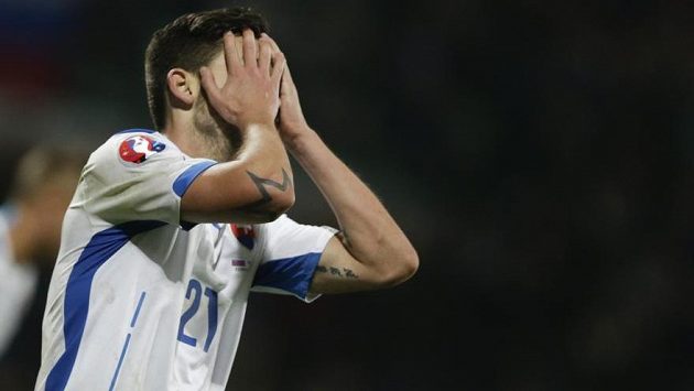 Michal Ďuriš skrývá hlavu v dlaních, Slováci podlehli Bělorusku 0:1 a o ME ještě musí bojovat. Michal Ďuriš skrývá hlavu v dlaních, Slováci podlehli Bělorusku 0:1 a o ME ještě musí bojovat.