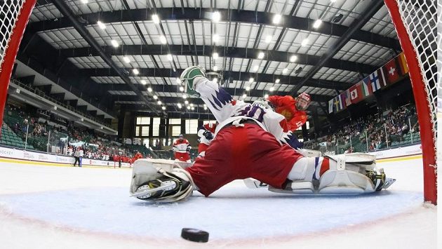 Český brankář inkasuje... Až nepříjemně často byl k vidění podobný obrázek na MS hokejistů do 18 let Český brankář inkasuje... Až nepříjemně často byl k vidění podobný obrázek na MS hokejistů do 18 let