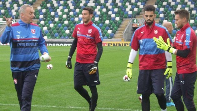 Brankářská skupina jde na věc - zleva trenér Jan Stejskal, Jiří Pavlenka, Tomáš Koubek a Tomáš Vaclík. Brankářská skupina jde na věc - zleva trenér Jan Stejskal, Jiří Pavlenka, Tomáš Koubek a Tomáš Vaclík.