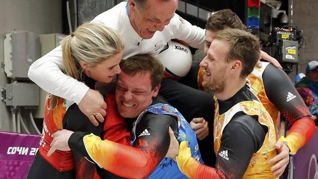 Němečtí sáňkaři v sestavě Natalie Geisenbergerová (zleva), Felix Loch, Tobias Wendt a Tobias Arlt (vzadu) získali olympijské zlato v závodu družstev. Němečtí sáňkaři v sestavě Natalie Geisenbergerová (zleva), Felix Loch, Tobias Wendt a Tobias Arlt (vzadu) získali olympijské zlato v závodu družstev.