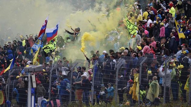 Radost fanoušků Valentina Rossiho během Velké ceny České republiky v Brně. Radost fanoušků Valentina Rossiho během Velké ceny České republiky v Brně.