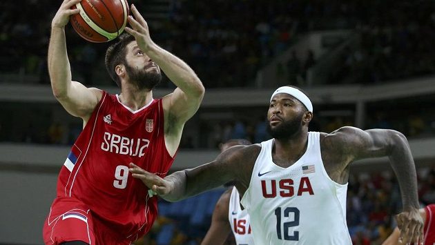 Demarcus Cousins (vpravo) se snaží zastavit Štefana Markoviče ze Srbska. Demarcus Cousins (vpravo) se snaží zastavit Štefana Markoviče ze Srbska.
